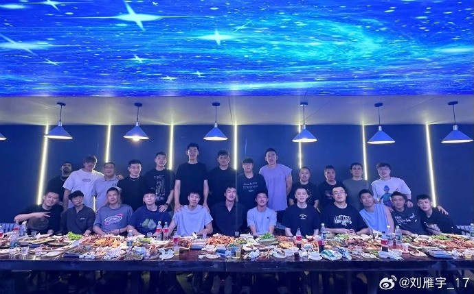 开云网站-刘雁宇微博分享旧日队友合影：相聚并非起点，离别亦非终点