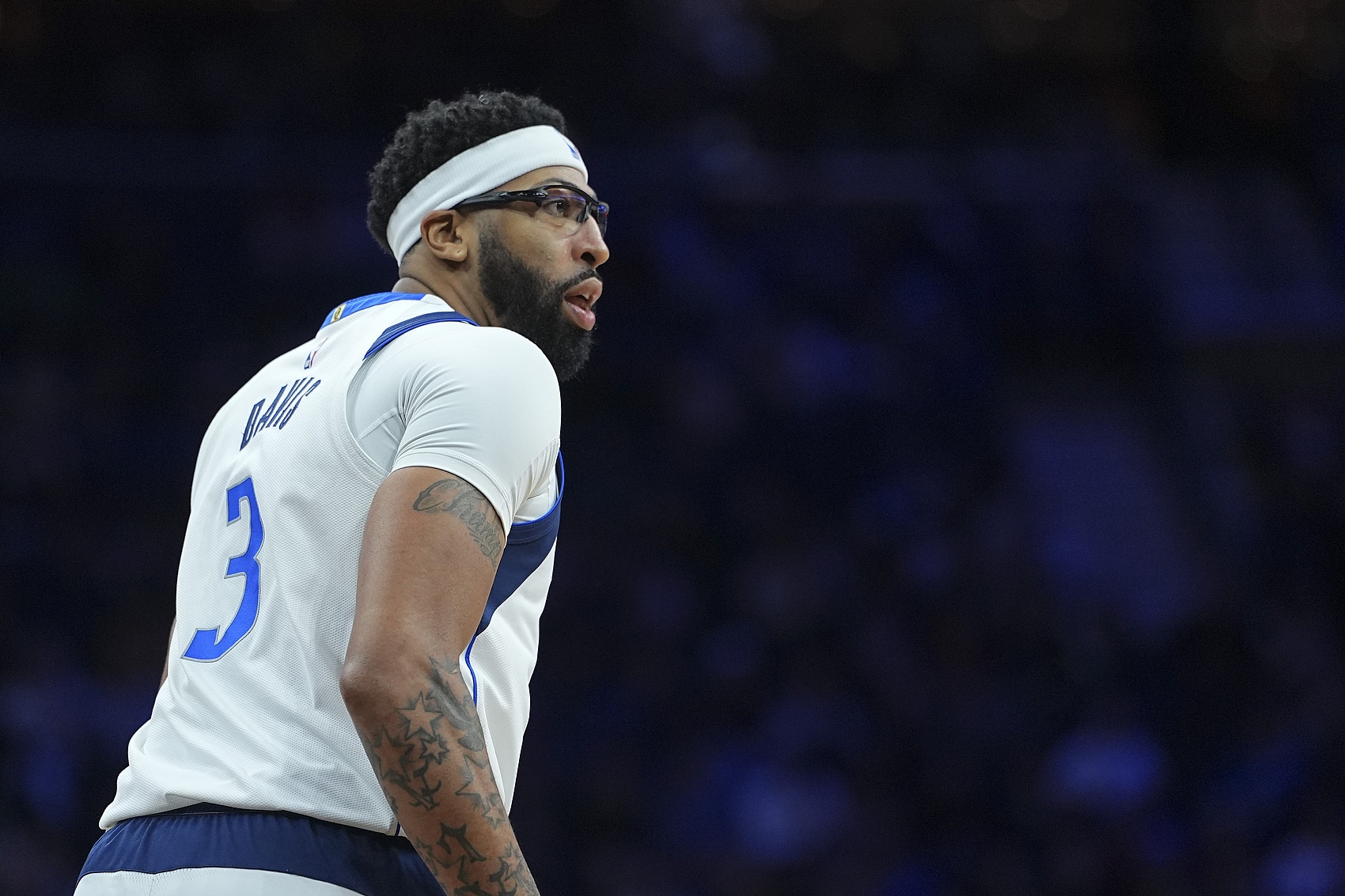 开云下载-浓眉第36次砍至少25分10板5帽 平邓肯并列第7 90年代4大中锋排前5