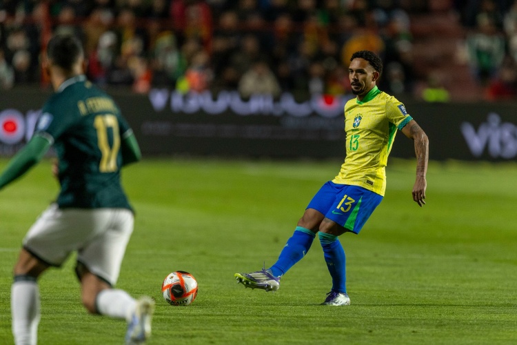 开云下载-巴西后卫谈高原作战：冲刺跑后喘不过气+赛后吸氧 现在还在不停咳