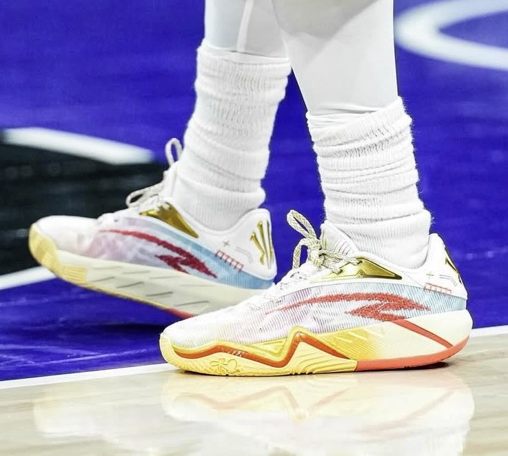 开云登录网址入口-感觉如何？欧文今天训练中上脚即将推出的第三代签名鞋The KAI 3