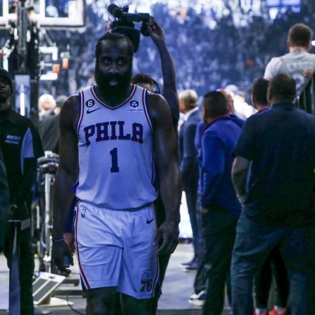 开云下载-两周训练营只打一场对抗赛 哈登继续无声对抗76人