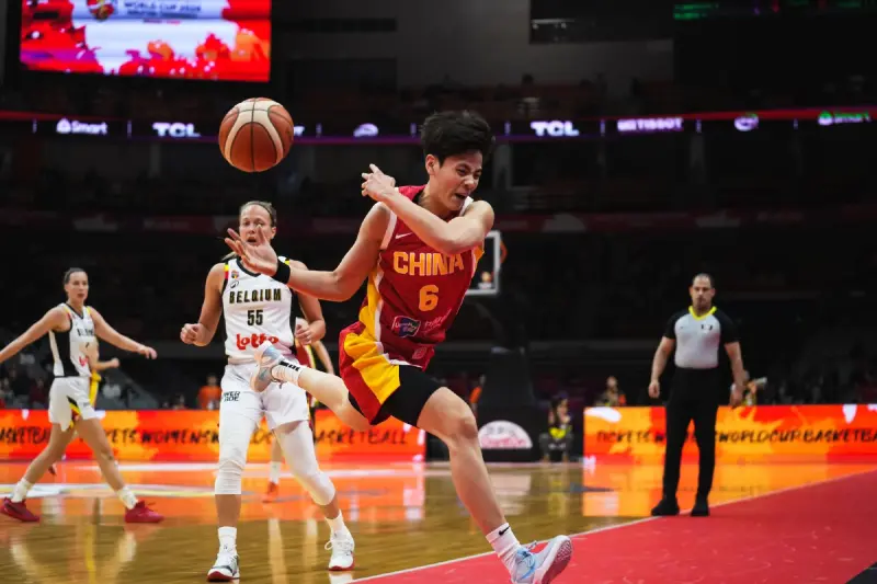 开云线上入口-博主：中国女篮有太多明牌硬打了，面对几个人合围