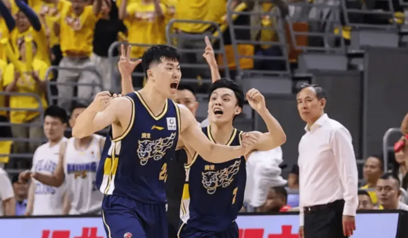 奇兵！张皓嘉原本并未上场，胡明轩5犯离场后被换上场